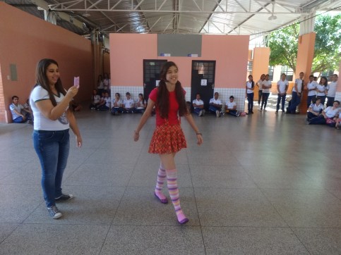 Dinâmica da filha abandonada à procura do pai.