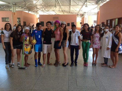 Desfile com vários personagens.