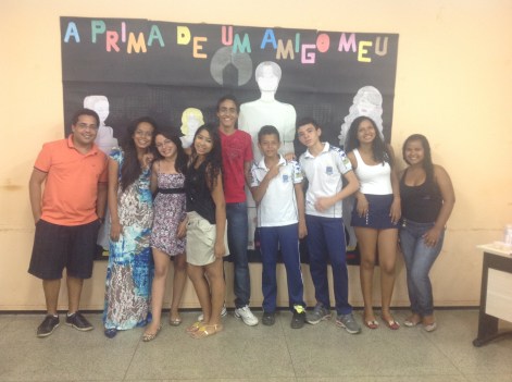 Prof. Ribamar Batista e os/as alunos/as que apresentaram o livro A prima de um amigo meu.